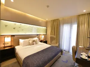 Waxwing Hotel