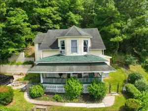 The Top of the Town - Large comfortable dog friendly home. Fish, Hike, Float!