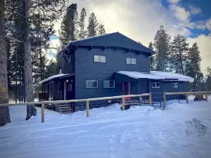 Renovated cabin w stellar lake views, 1 min to lake, 5 miles Discovery Ski Area!
