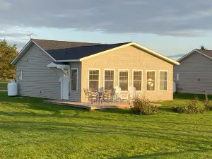 #11 Isle View Lake Cottages - West-facing lake view, sunsets, fishing, kayaking!