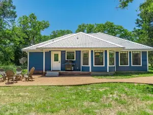 Country Home on 5 Acres-15 Min to Snow's BBQ