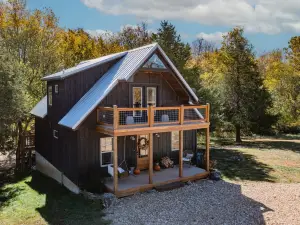 Unique/modern, secluded cabin on 95 river front acres/utv/kayaks & hot tub