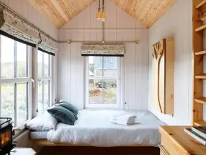 Aileen - Unique Tiny House with Wood Fired Roll Top Bath in Heart of the Cairngorms