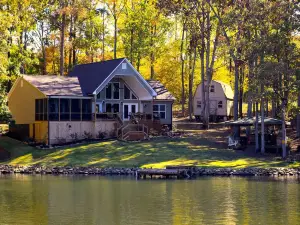 Private Lakeside, private Dock, Outddor Kitchen Fire Pit & More