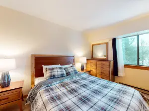 High-floor resort condo with free WiFi and full kitchen - walk to lifts