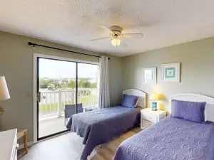 Comfortable Villa near the Beach w/ Balcony, WiFi, Washer/Dryer & Shared Pool