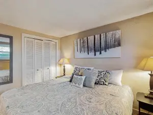 Newly renovated condo w/easy access to ski lodge & private patio
