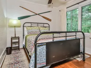 Spectacular Retreat - Waterfront Cottage, Fireplace, Wifi