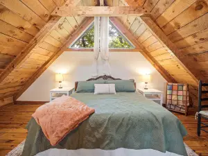 Private Cabin with Hot Tub and Scenic Views - Serene Escape