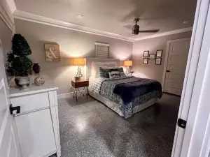 Country Chic 1 BR apartment on 2 acres w/charming historic patio in serene Azle