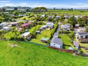 Charming 1960s Kiwi bach in peaceful Karitane, just 5 mins to beach & harbour.