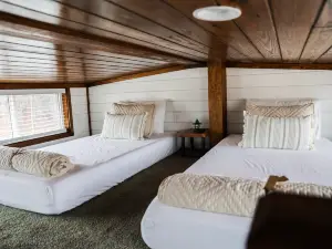 Tranquil Forest View and Firepit Retreat - Charming Cozy Haven