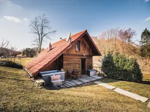 有熱水浴缸的木製小屋Žurej