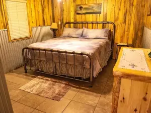 The Leanin' Tree - Nestled Amongst the Piney Woods of East Texas 2 Bedroom Cabin by RedAwning