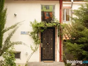 Neli & Zaal Guest House