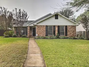 Pet-Friendly Home w/ Indoor Putting Green!