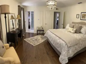 Belknap Guest House-One block from historic downtown square in Jacksboro, Texas