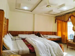 Four Star Hotel & Restaurant