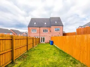 Lovely Three Bed Home Manchester