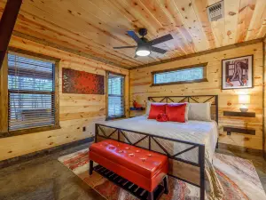 Emerald City - Two - 2 Bedroom Cabins That Share a Pool and Pickleball Court!