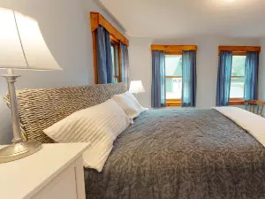 Secluded riverfront property with fast WiFi, kayak & wood stove - dog-friendly