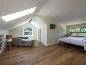 Secluded Haven with Modern Amenities and Scenic Views - Charming Retreat
