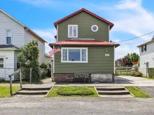 Home Port - Spacious Retreat In Prime Location 4 Bedroom Home