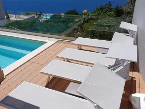 Apartmani D & J with Heated Pool & Stunning Sea View