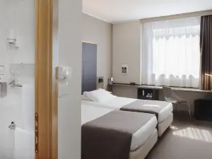 City Hotel & Suites