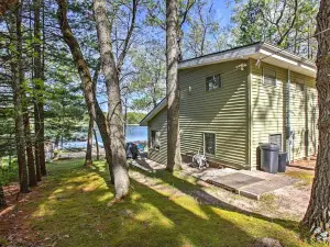 Lakefront Branch Cottage w/ Dock, Kayaks & Grill!