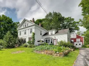 Vintage Farmhouse Near Sunday River Ski Slopes!