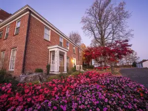 Cromwell Manor Inn