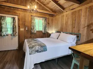 Cozy cabin close to Summersville Lake and the New River Gorge National Park!