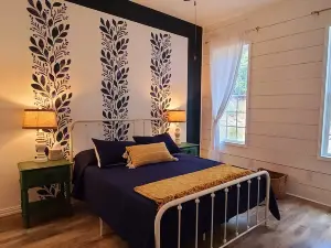 Charming Cottage with direct access to Lake Livingston!