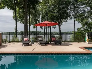 Lake Escape has it ALL--Deep water, panoramic views, POOL, main lake!