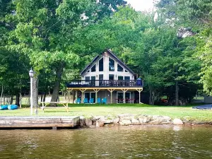 Enjoy Sunshine Chalet; waterfront on Treasure Lake