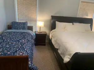 Cozy, Spacious and Clean Home, Close to I-10