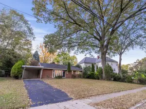 Relaxing 3-bedroom Home on 1 level w/ Sauna & Firepit, 20 Mins to D.C.