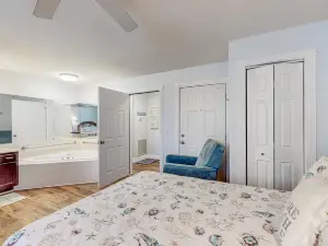 Colony II at Oyster Bay condo | fast WiFi, seasonal pools, hot tub, fitness room