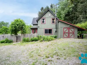 Private Yard and Soaking Tub by Waterfall - Charming Rustic Escape