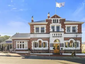 Cygnet Old Bank B & B Cafe & Gift Store