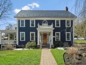 The Inn Crowd Bed and Breakfast