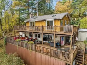 Charming 3-bed Lakehouse with Deck and Beach