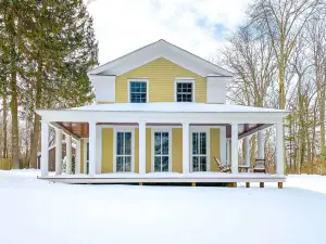 Charming Sharon Dwelling w/ Deck & Fire Pit!