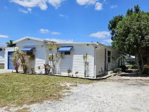 Fisherman's Paradise! 2Bd/2Ba Waterfront Retreat with Access to Lake Okeechobee!