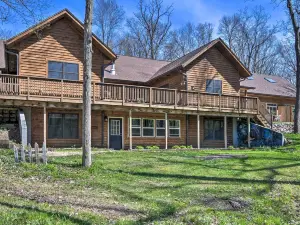 Raccoon River Retreat: Indoor Pool & Outdoor Fun!