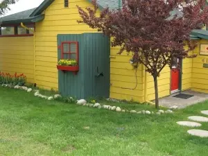 Cozy Cabin w Lake View. Book Now for Fall. Pumpkins, Apples, Campfire. Pets ok!