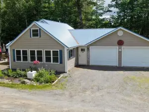 3 bedroom Lakeside Home Embden Pond