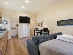 Cozy Cottage with Smart TV and Induction Kitchen - Charming Downtown Retreat