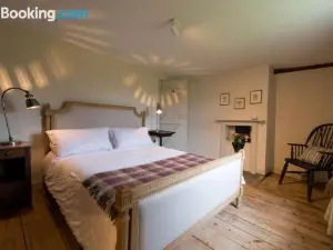 Navigation Cottage on the Historic Sea Lock Overlooking the Nature Reserve